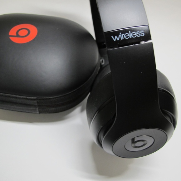 Beats by Dre Studio Wireless Over-Ear Headphone - Picture 5 of 13